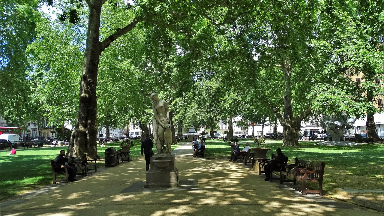Berkeley Square, ok. 170 m od kasyna
