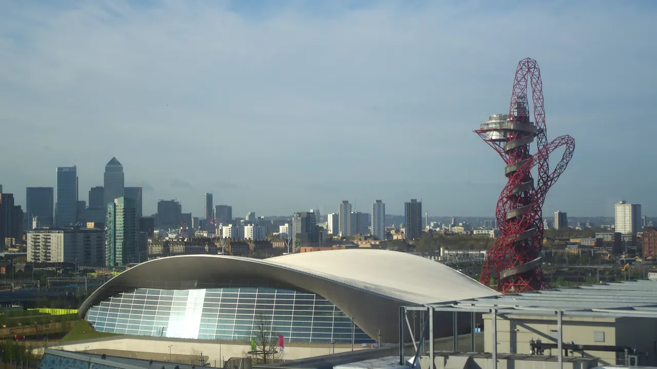 Queen Elizabeth Olympic Park obok Westfield Stratford City